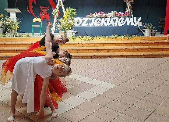 Taniec uczennic z klasy pierwszej