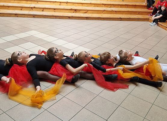 Taniec uczennic z klasy pierwszej