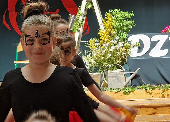 Taniec uczennic z klasy pierwszej