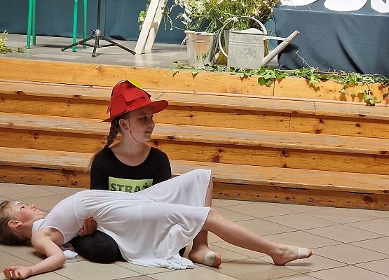 Taniec uczennic z klasy pierwszej