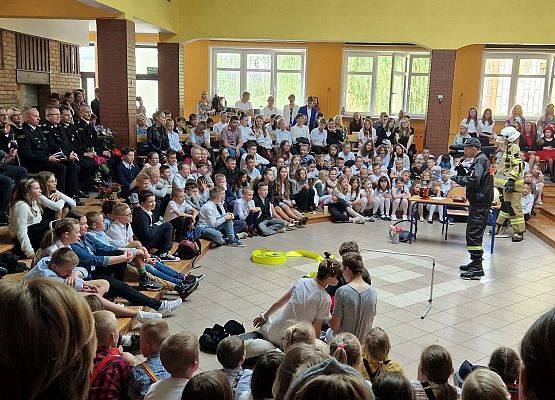 Uczniowie przedstawiają bajkę ,,O niesfornych kotach i strażaku w opałach"