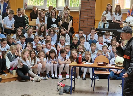 Uczniowie przedstawiają bajkę ,,O niesfornych kotach i strażaku w opałach"