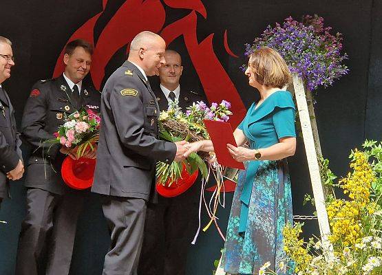 Wręczenie kwiatów przez bryg. Piotra Krzemińskiego  -  Komendanta Powiatowej PSP w Lęborku