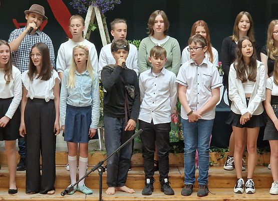 Występ uczniów w utworze ,,Dziś nasza szkoła ma swego Patrona”