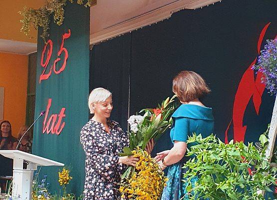 kwiaty od Rady Rodziców wręcza p. Joanna Pelowska