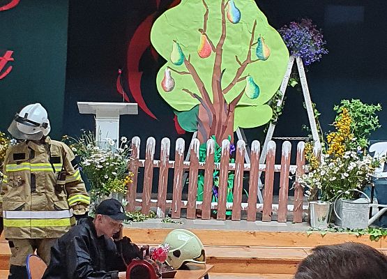 Przedstawienie o niesfornym kocie, który źle korzystał z numeru 112