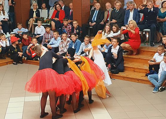 Występ małych tancerek z klasy pierwszej