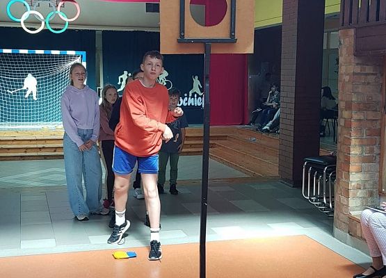 Konrad rzuca woreczkiem