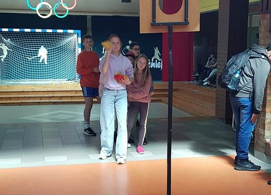 Michalina rzuca woreczkiem