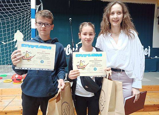 Kornelia i Natan z nagrodami i dyplomami