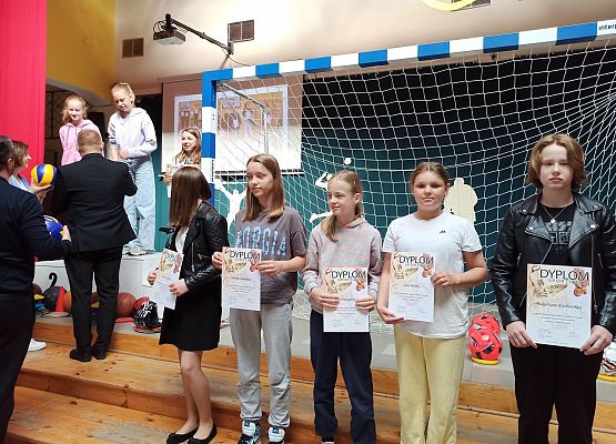 rozdanie nagród dziewczętom