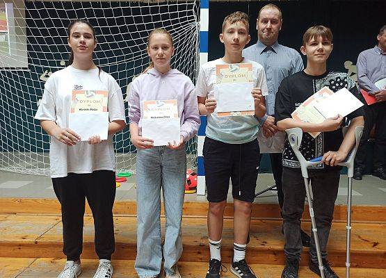 uczniowie naszej szkoły z dyplomami