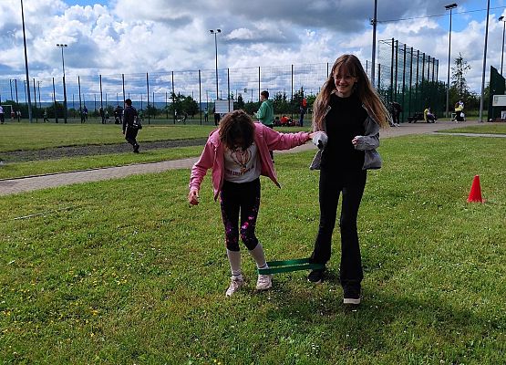 dziewczynki podczas biegu z szarfą