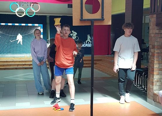 Konrad rzuca woreczkiem do celu