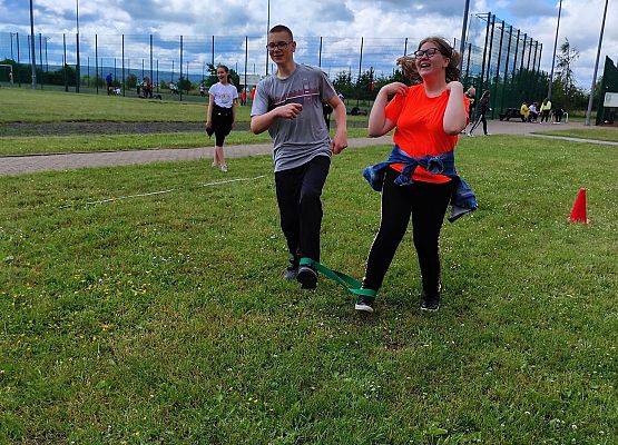 Krzysztof i Jasmina biegną z szarfą