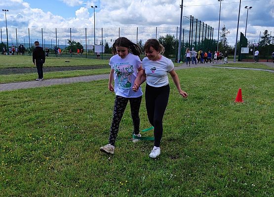 Marysia i Weronika biegną z szarfą