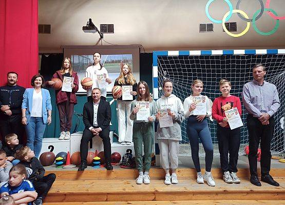 dziewczynki nagrodzone w Dniu Sportu