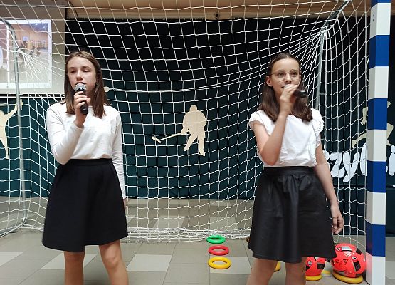 Julia i Marysia śpiewają piosenkę