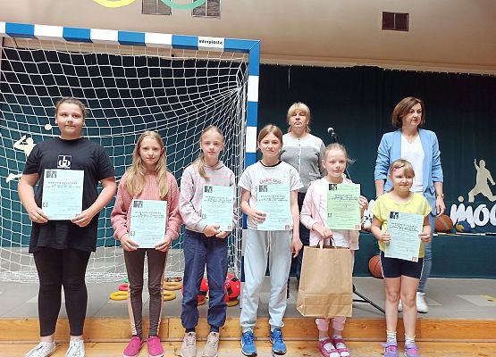 dziewczynki z nagrodami za konkurs z religii