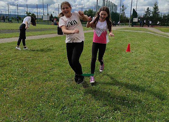 Maja i Ala biegną z szarfą
