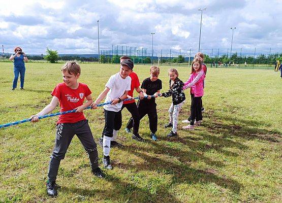 klasa 4a przeciąga linę