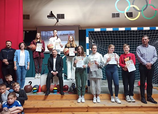 dziewczęta starsze nagrodzone podczas Dnia Sportu
