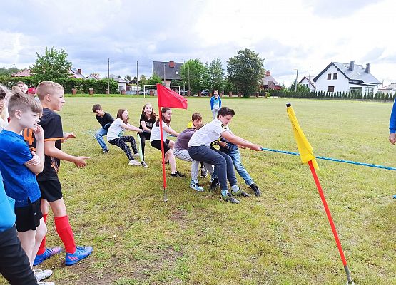 klasa 5b przeciąga linę
