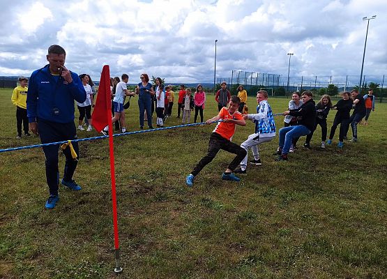 klasa 5a przeciąga linę