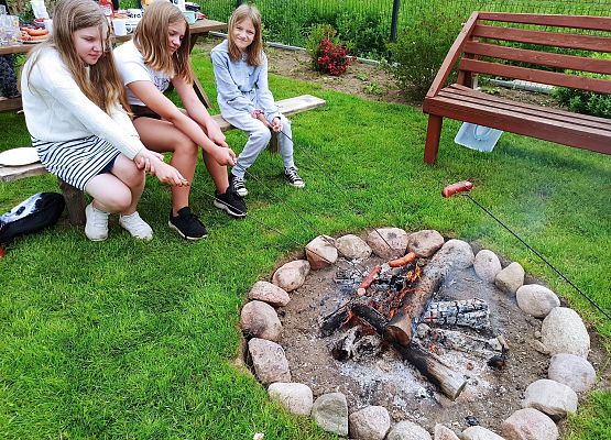 Dziewczynki pieką kiełbaski