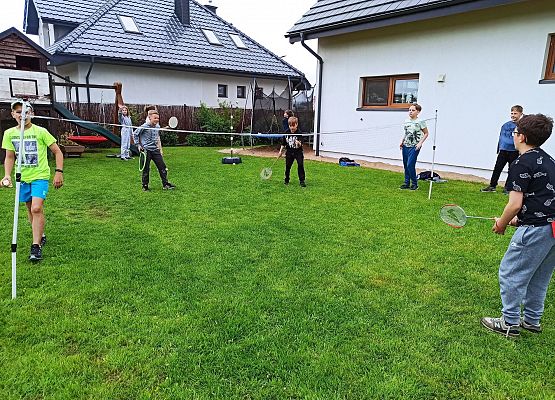 chłopcy grają w babingtona