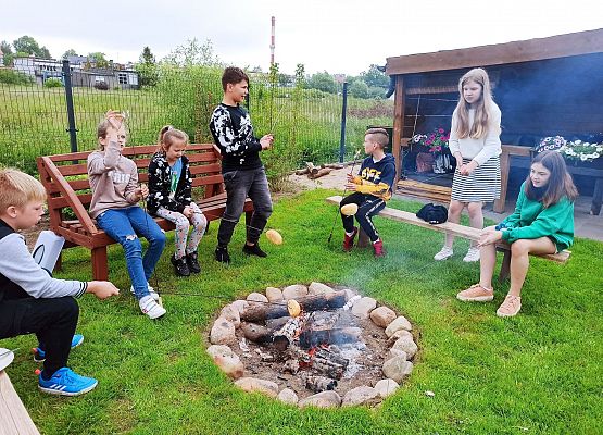 pieczemy pianki i kiełbaski