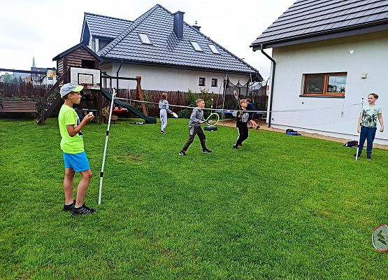 Mikołaj sędziuje podczas meczu babingtona