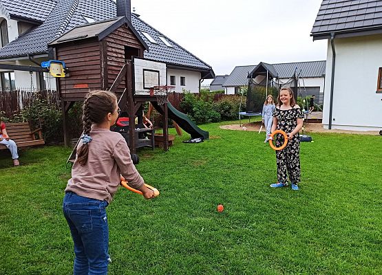 Agnieszka i Emilka grają w grę