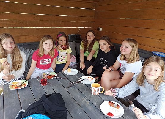 Dziewczynki zajadają kiełbaski