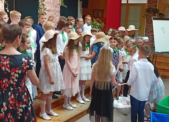 uczniowie klas 2 rozdają upominki