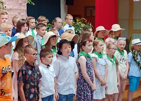 uczniowie klas 3 podczas występu