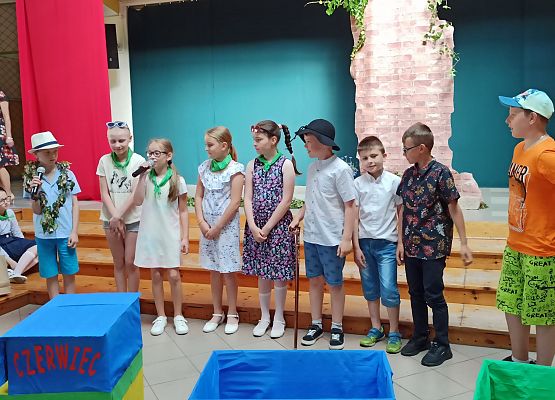 występ klasy 3 na zakończenie roku szkolnego