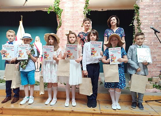 uczniowie klasy 3 wyróżnieni w nauce z wychowawcą i panią dyrektor