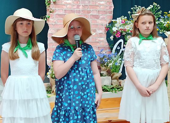 występ dziewczynek z klasy3