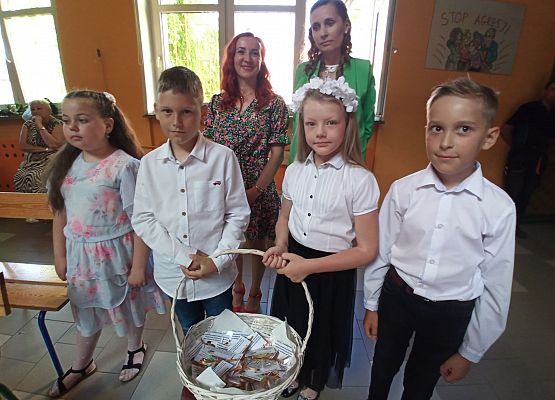 uczniowie klas 2 z upominkami dla klas 3