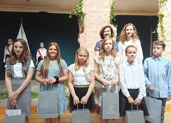 uczniowie wyróżnieni w konkursie plastycznym