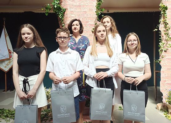 uczniowie wyróżnieni w konkursie plastycznym