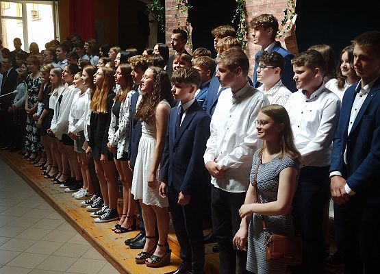 występ absolwentów