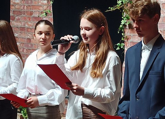 występ klas 8 na zakończeniu roku