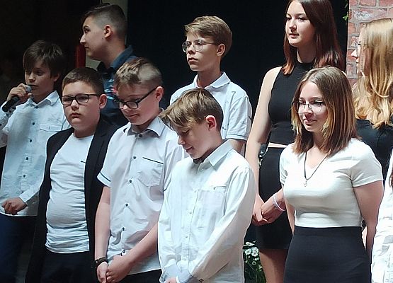 Franek z klasy 7c śpiewa piosenkę