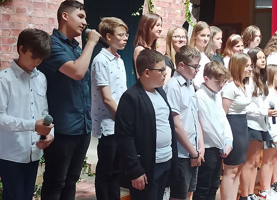 Kuba Kowalczyk śpiewa piosenkę