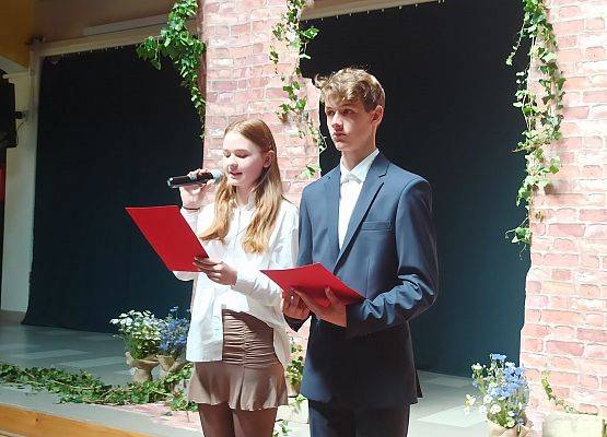 prowadzący zakończenie roku