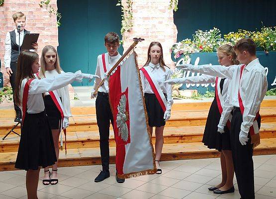 uczniowie klas 7 i 8 podczas ślubowania