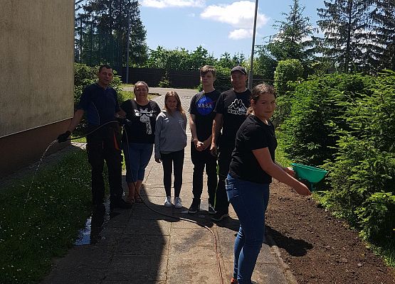 grupa osób, które zakładały łąkę