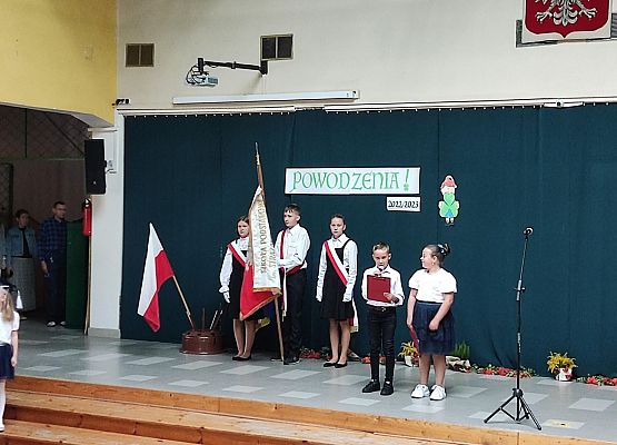 Uczniowie klasy 3 prowadzący apel